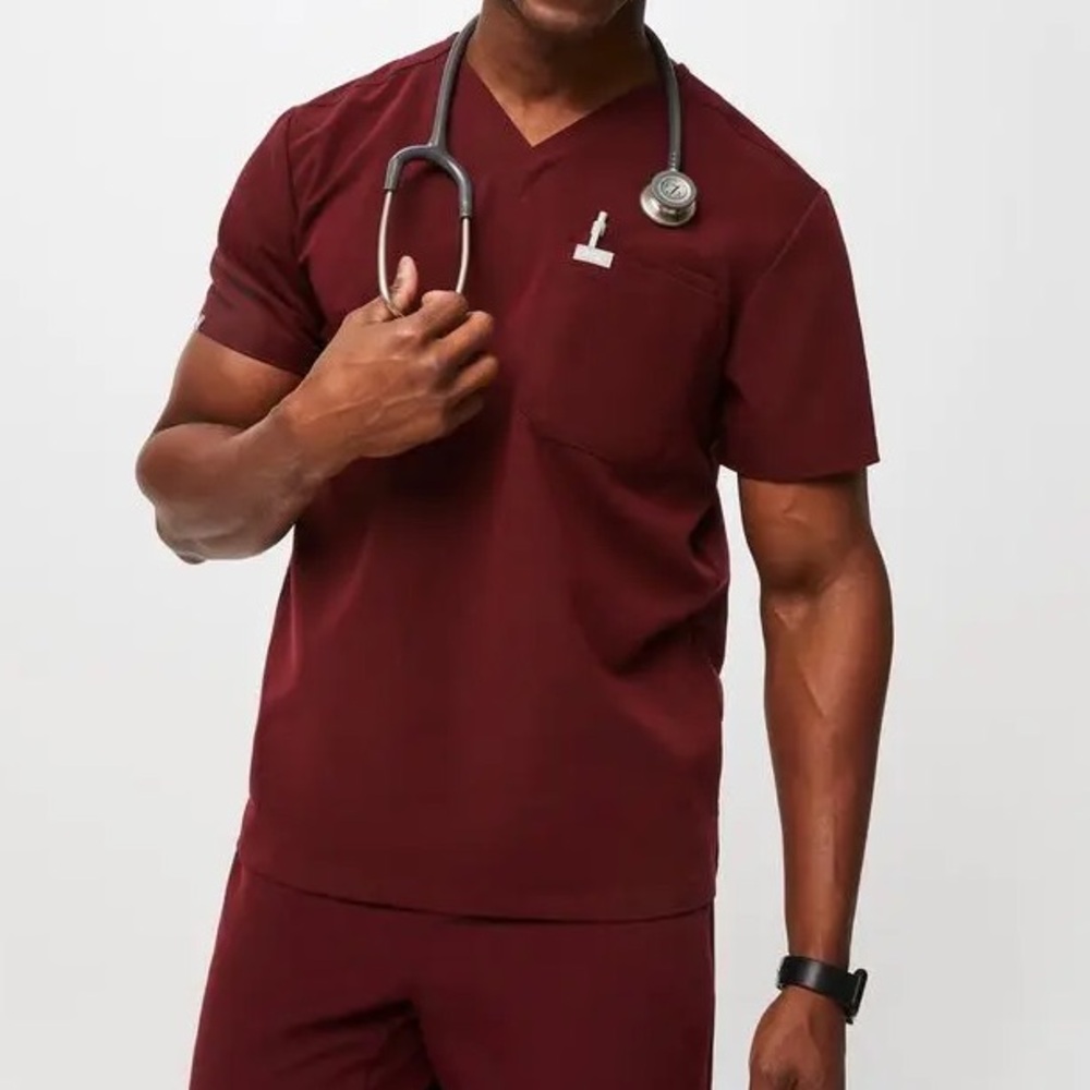 Figs Leon Three-Pocket Scrub Men Top Burgundy size Medium